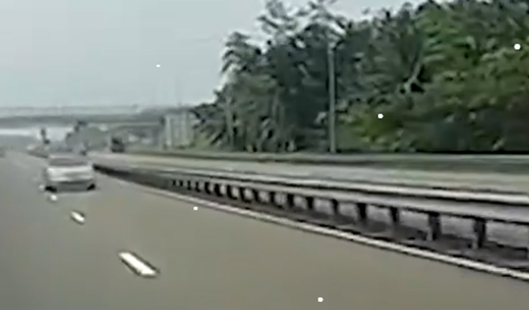அதிவேக நெடுஞ்சாலையில் தவறான திசையில் பயணித்த கார் அதிவேக நெடுஞ்சாலையில் தவறான திசையில் பயணித்த கார்