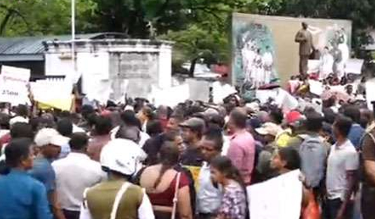 கல்வியமைச்சுக்கு முன்பாக பதற்றம்
