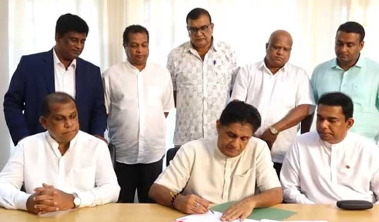 சபாநாயகருக்கு எதிராக சஜித் அணி நம்பிக்கையில்லா பிரேரணை சபாநாயகருக்கு எதிராக சஜித் அணி நம்பிக்கையில்லா பிரேரணை